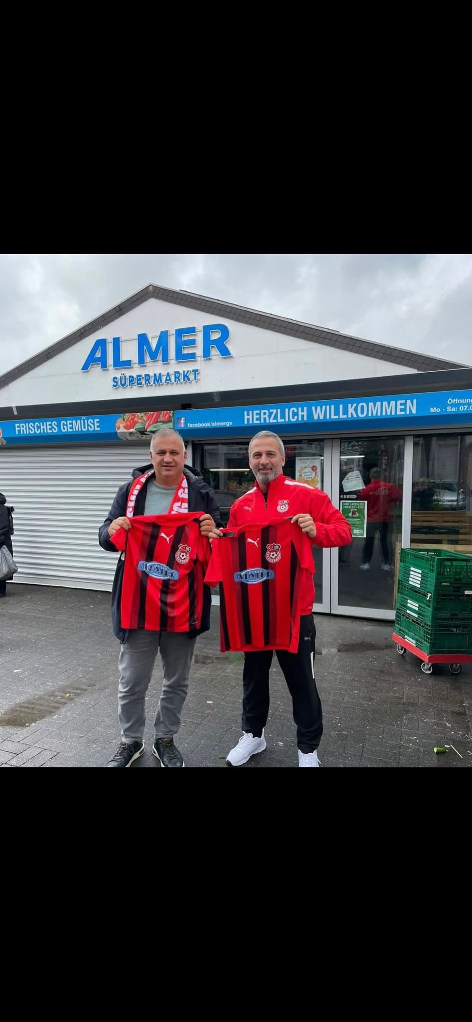 Vereinsfoto mit Sponsor Almer Supermarkt