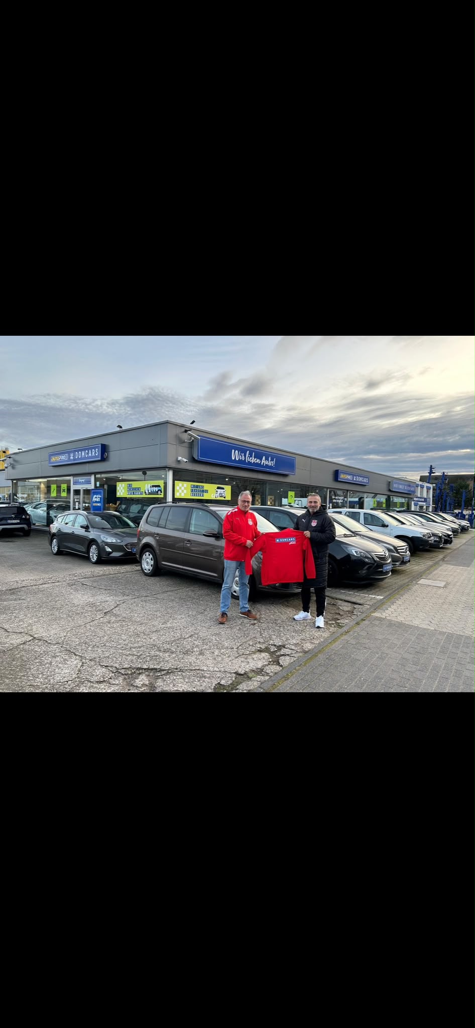 Vereinsfoto mit Sponsor Domcars Automobile