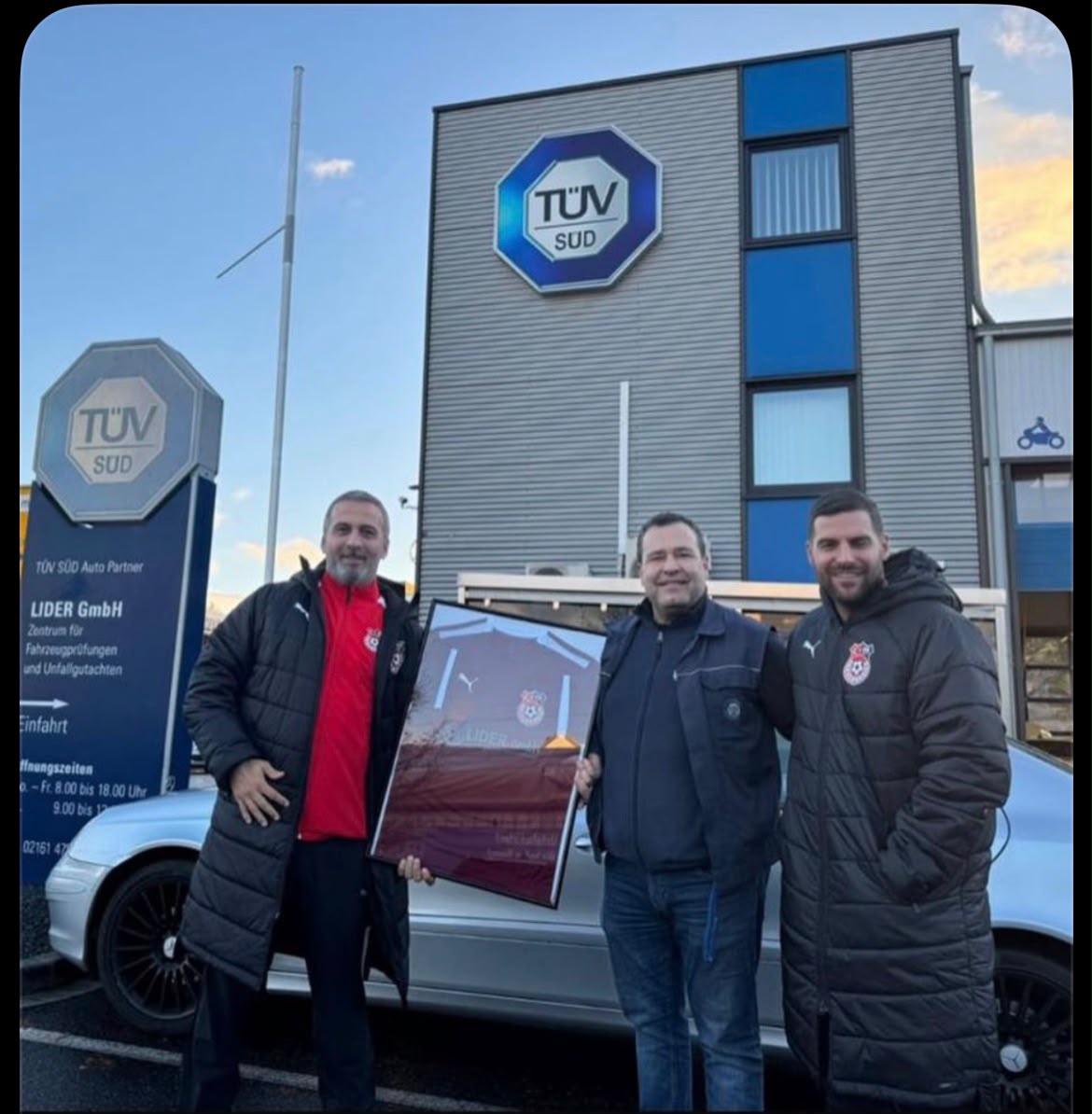 Vereinsfoto mit Sponsor TÜV SÜD Auto Partner, LIDER GmbH